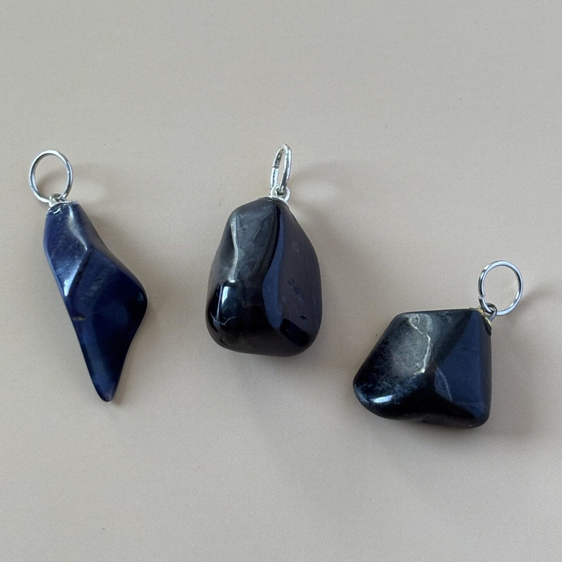 Pendentif sugilite roulée – pierre naturelle rare de protection et de spiritualité