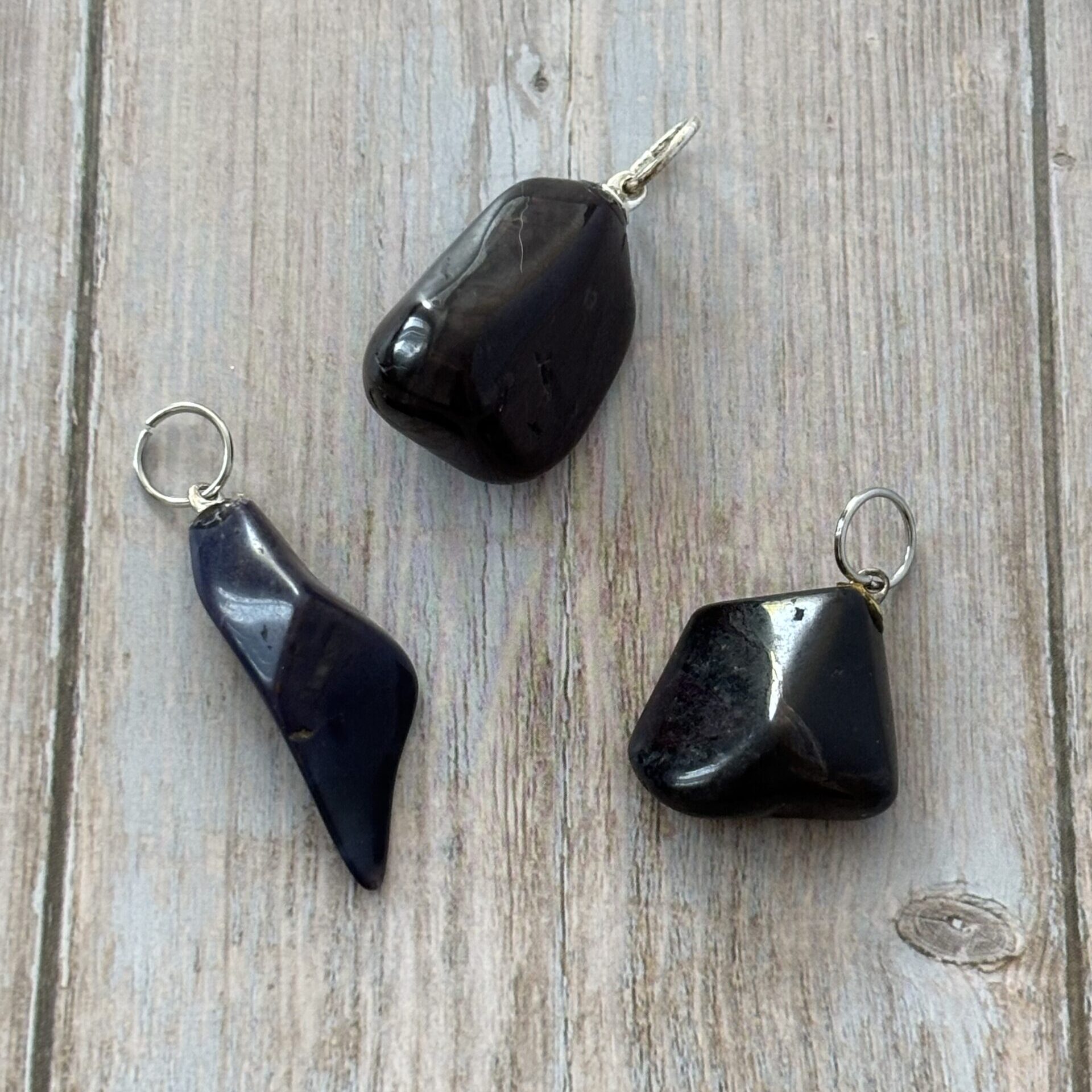 Pendentif sugilite roulée – bijou spirituel en pierre naturelle violette