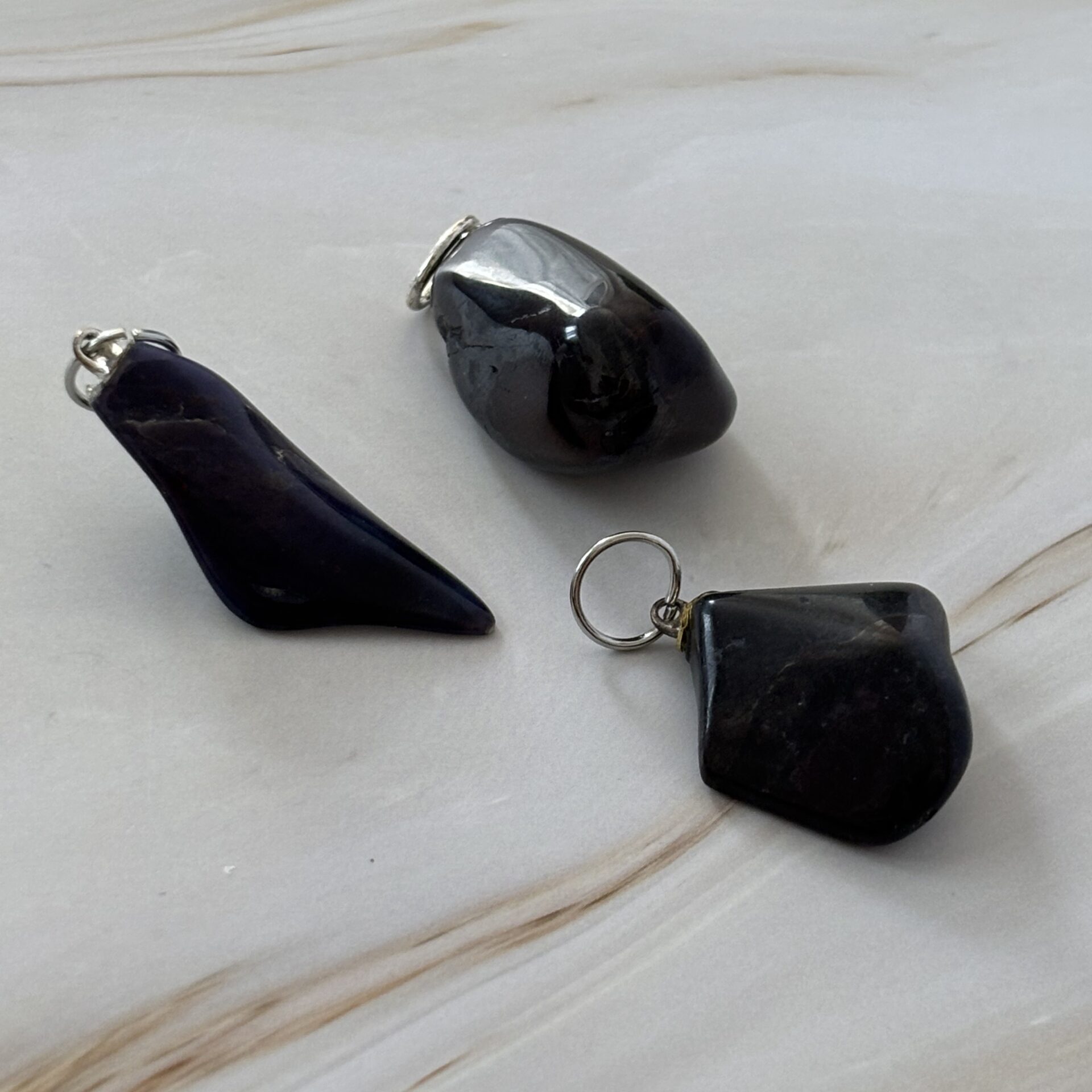 Sugilite pendentif roulé – pierre naturelle d’équilibre et de guérison