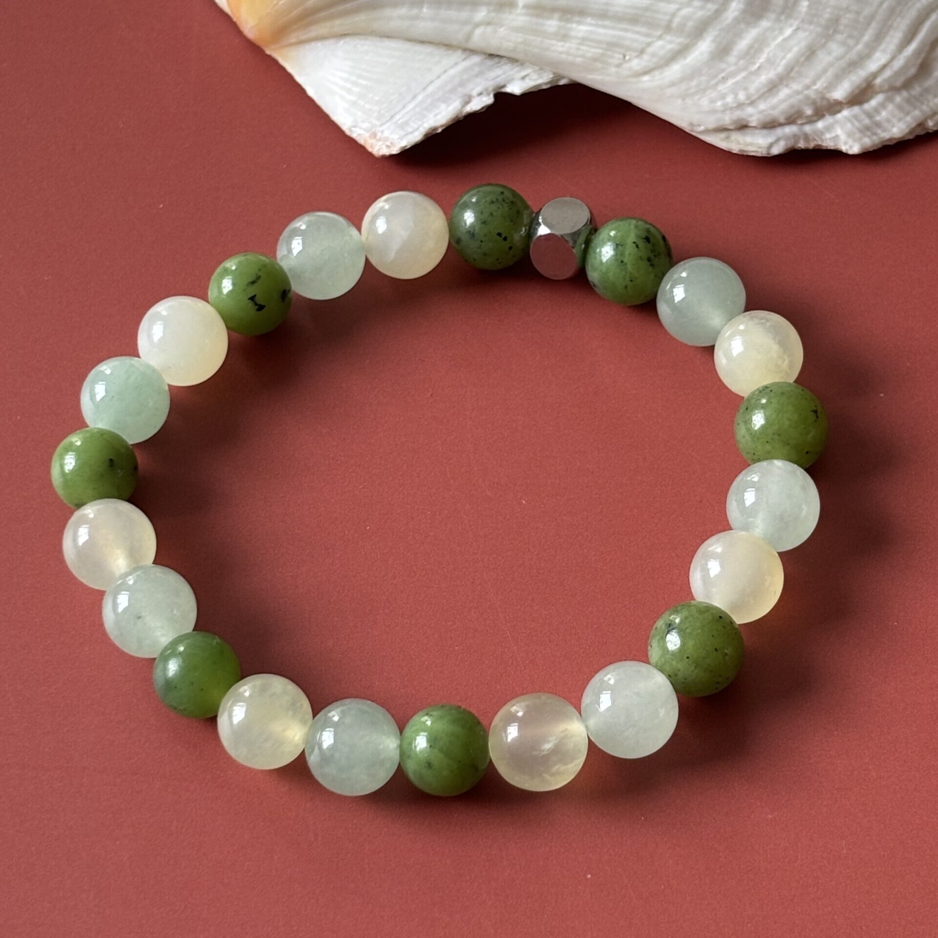 Bracelet sur mesure chakra cœur en jade, aventurine et serpentine – énergie d’amour et équilibre émotionnel