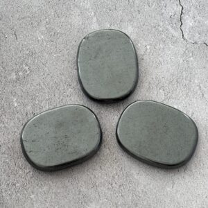 Hématite galet plat – pierre anti-stress et confiance en soi pour méditation et bien-être quotidien