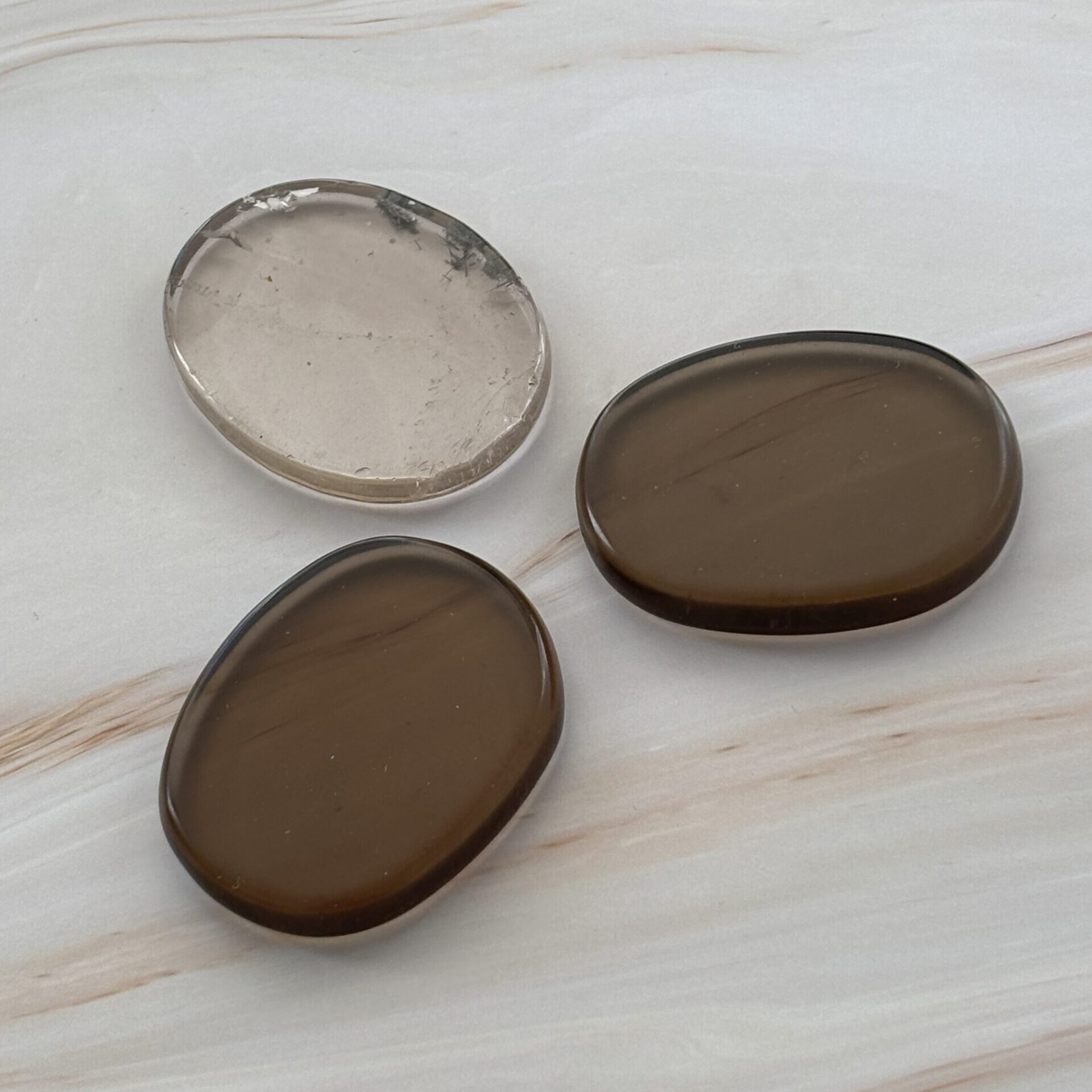 Quartz fumé galet plat – pierre de méditation contre les énergies négatives et soutien émotionnel