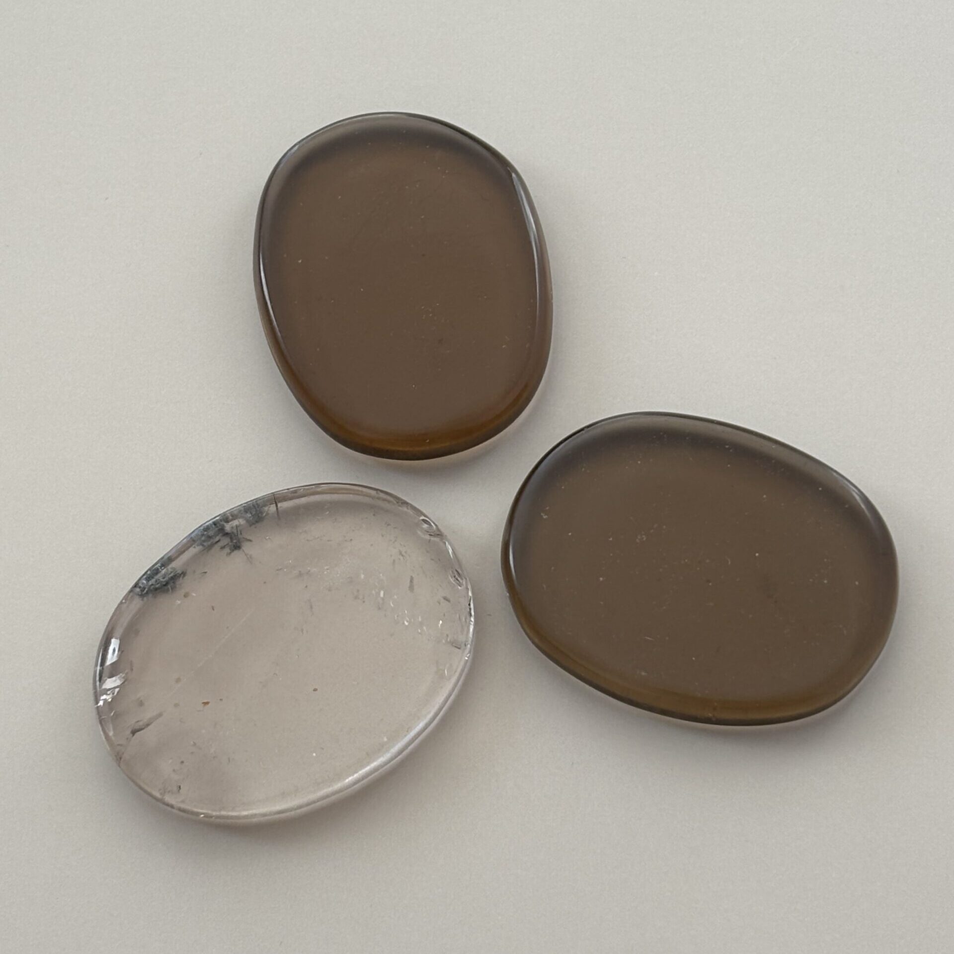 Galet quartz fumé naturel – pierre de poche anti-stress, ancrage et protection en lithothérapie