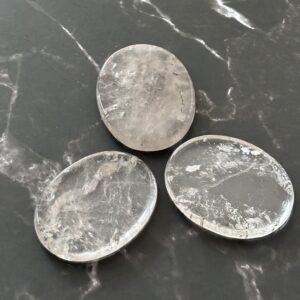 Cristal de roche galet plat – pierre de clarté et d’harmonisation pour reiki, énergie et équilibre quotidien