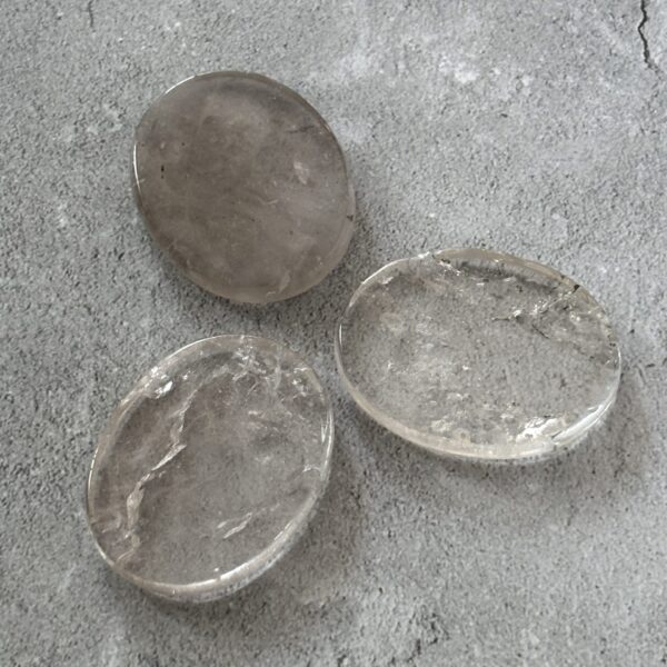 Galet plat cristal de roche naturel – pierre de poche purifiante et énergisante pour méditation et bien-être