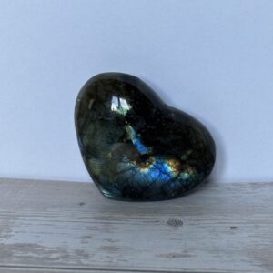 Cœur en labradorite naturelle aux reflets bleus – pierre de protection et d’intuition