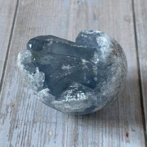 Œuf en pierre de Célestite – cristal bleu pour équilibre émotionnel et bien-être spirituel