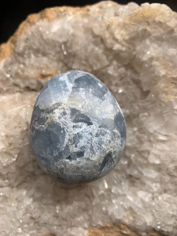 célestite pierre brute sous forme d'œuf