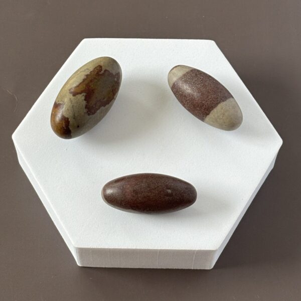 Pierre roulée Shiva Lingam naturelle pour méditation et énergie spirituelle