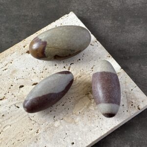 Pierre roulée Shiva Lingam sacrée de l'Inde pour ancrage et équilibre