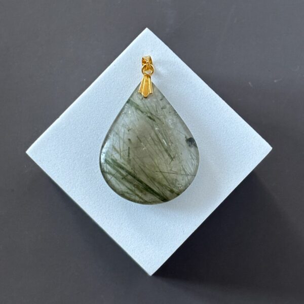 Quartz actinote pendentif goutte ancrage et équilibre