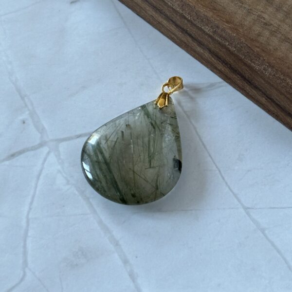 Bijou pendentif quartz à actinote énergie positive