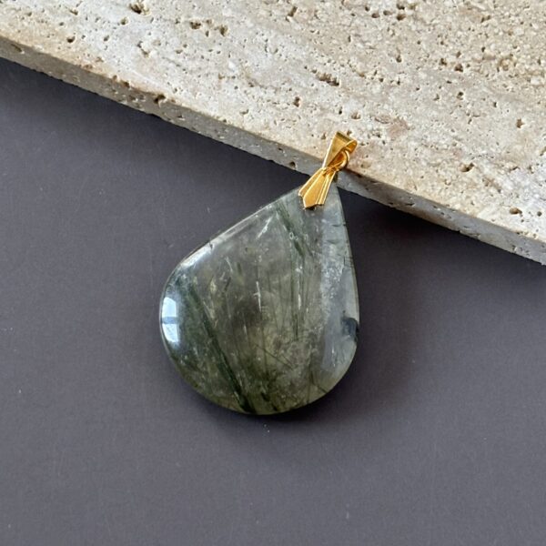 Pendentif quartz actinote goutte pierre de protection