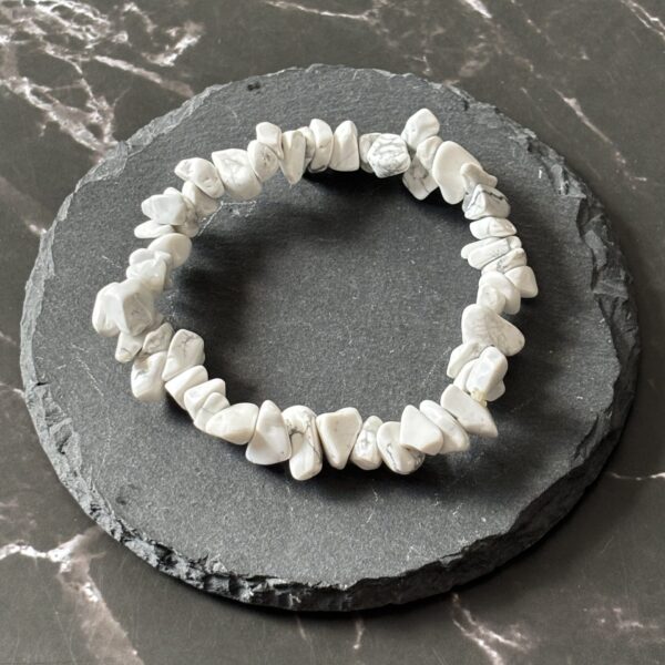 Bracelet howlite en petites pierres naturelles pour style bohème