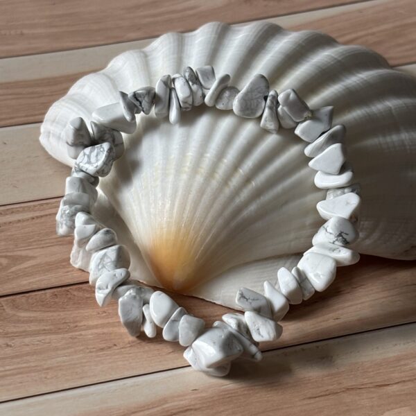 Bracelet artisanal howlite chips pour énergie et équilibre