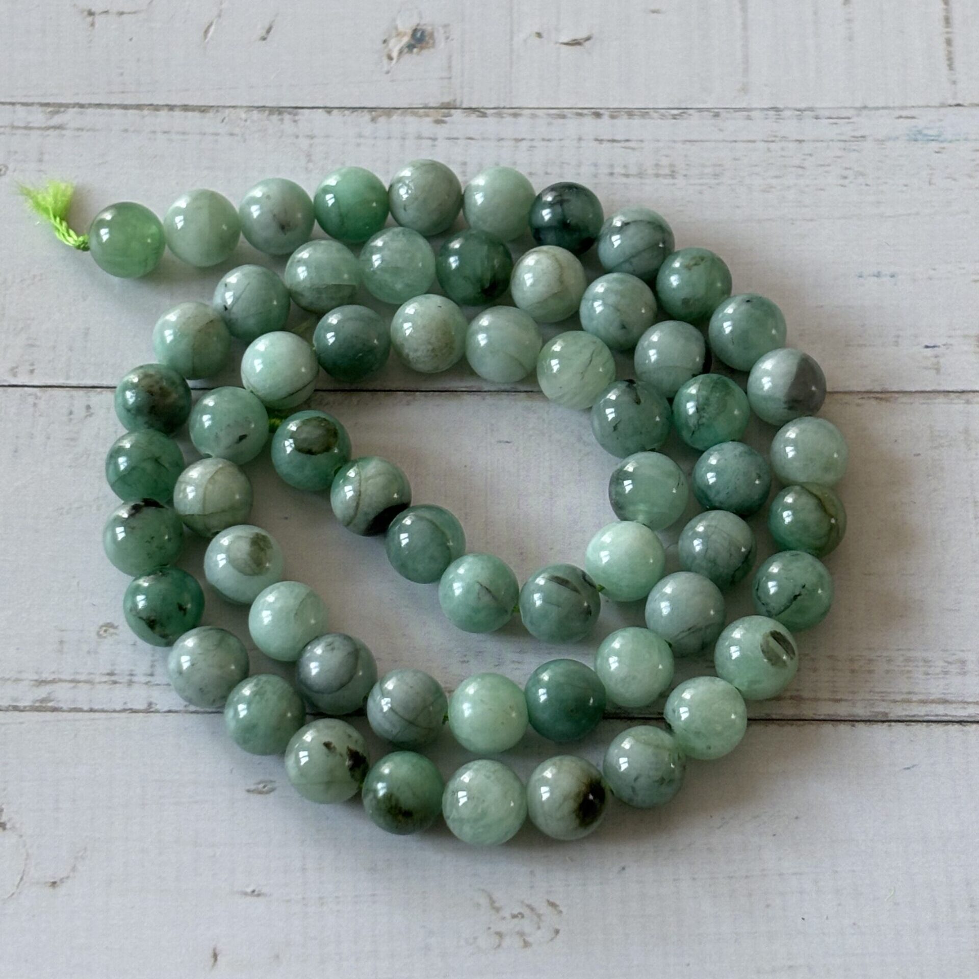 perles 6 mm émeraude aux nuances vert profond pour bijoux faits main