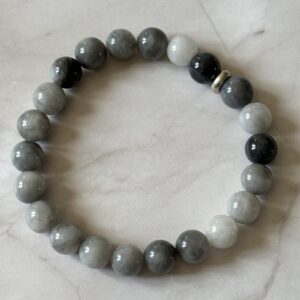 Bracelet Œil de Faucon gris artisanal — perles naturelles aux reflets bleutés