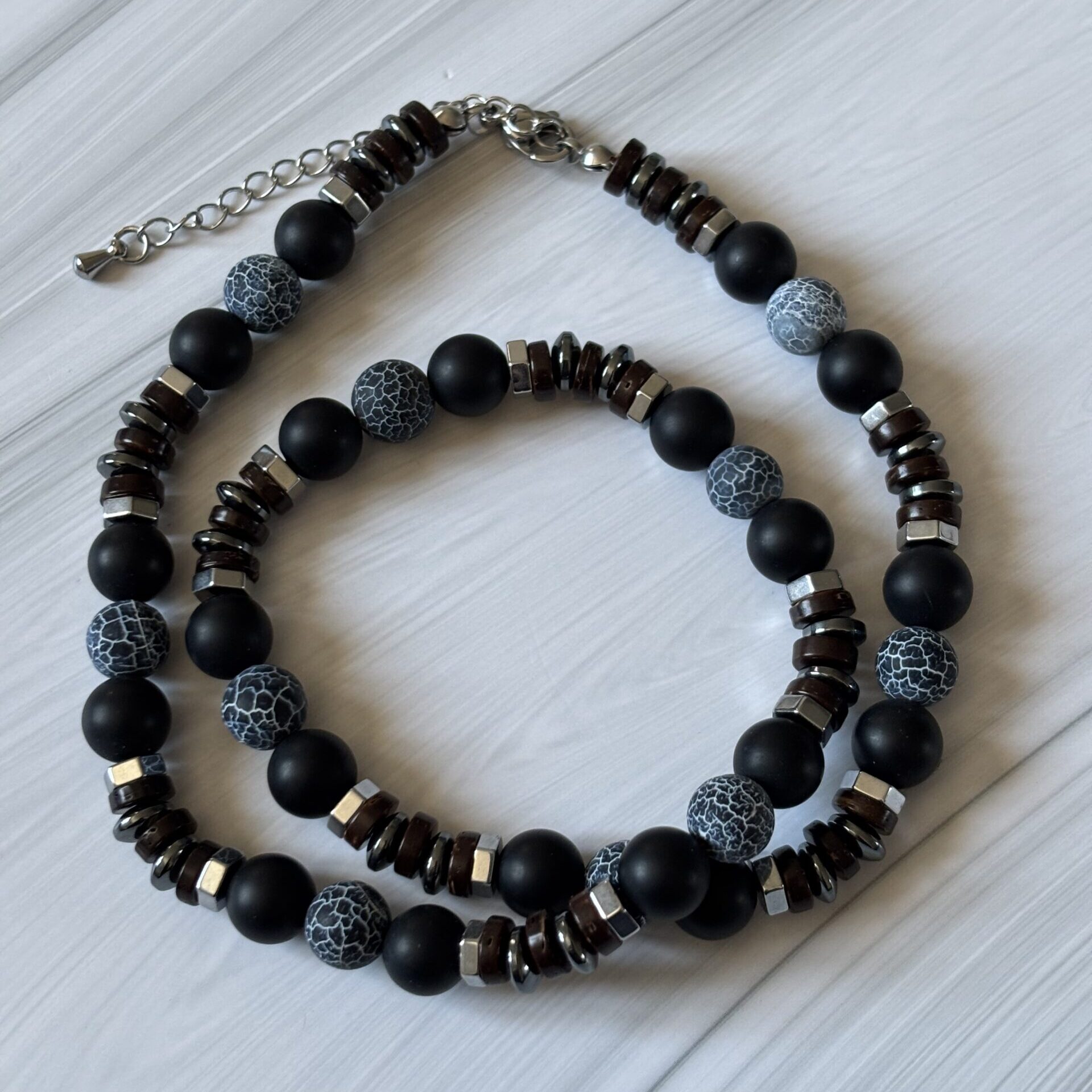Collier homme perles noires et métalliques