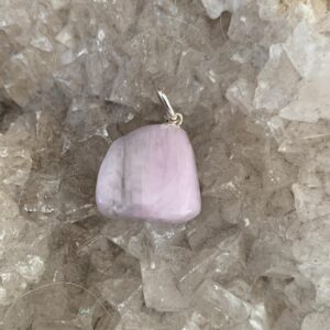 kunzite pendentif pierre roulée