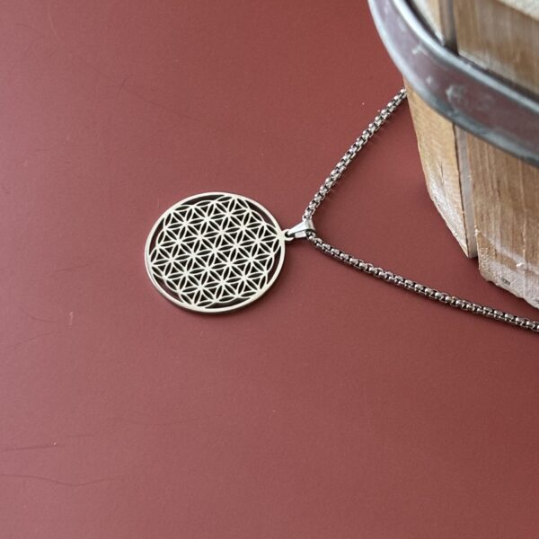 Collier Fleur de Vie en acier – symbole sacré d’harmonie et d’énergie vitale