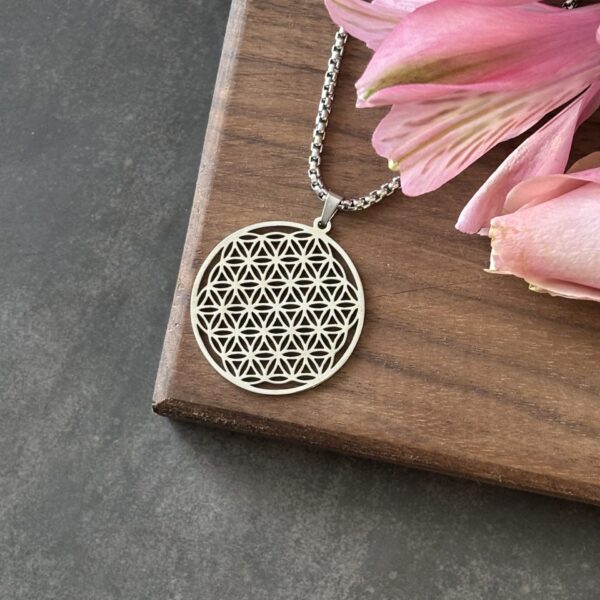 Collier pendentif Fleur de Vie – acier brillant et symbole d’harmonie universelle
