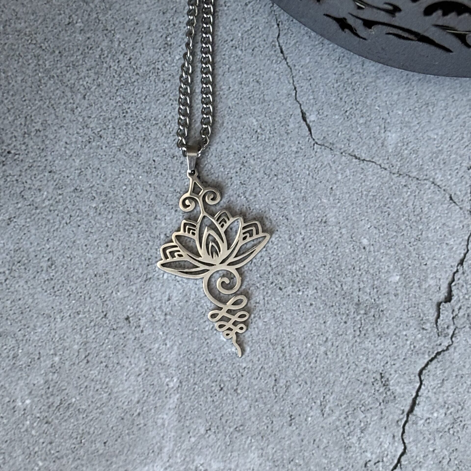 Collier acier Fleur de Lotus – symbole de renaissance et de paix intérieure