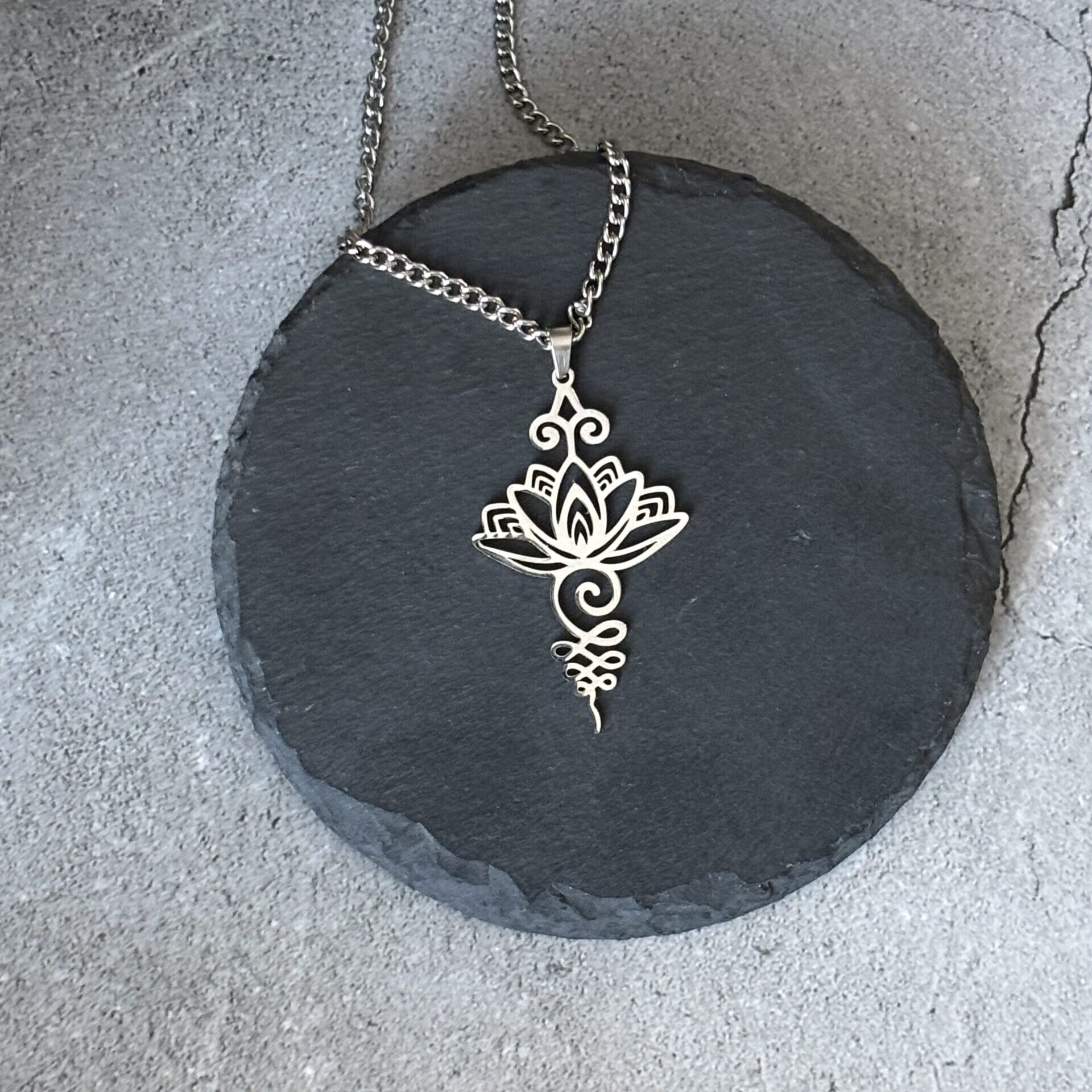 Bijou Fleur de Lotus en acier – collier spirituel au design épuré