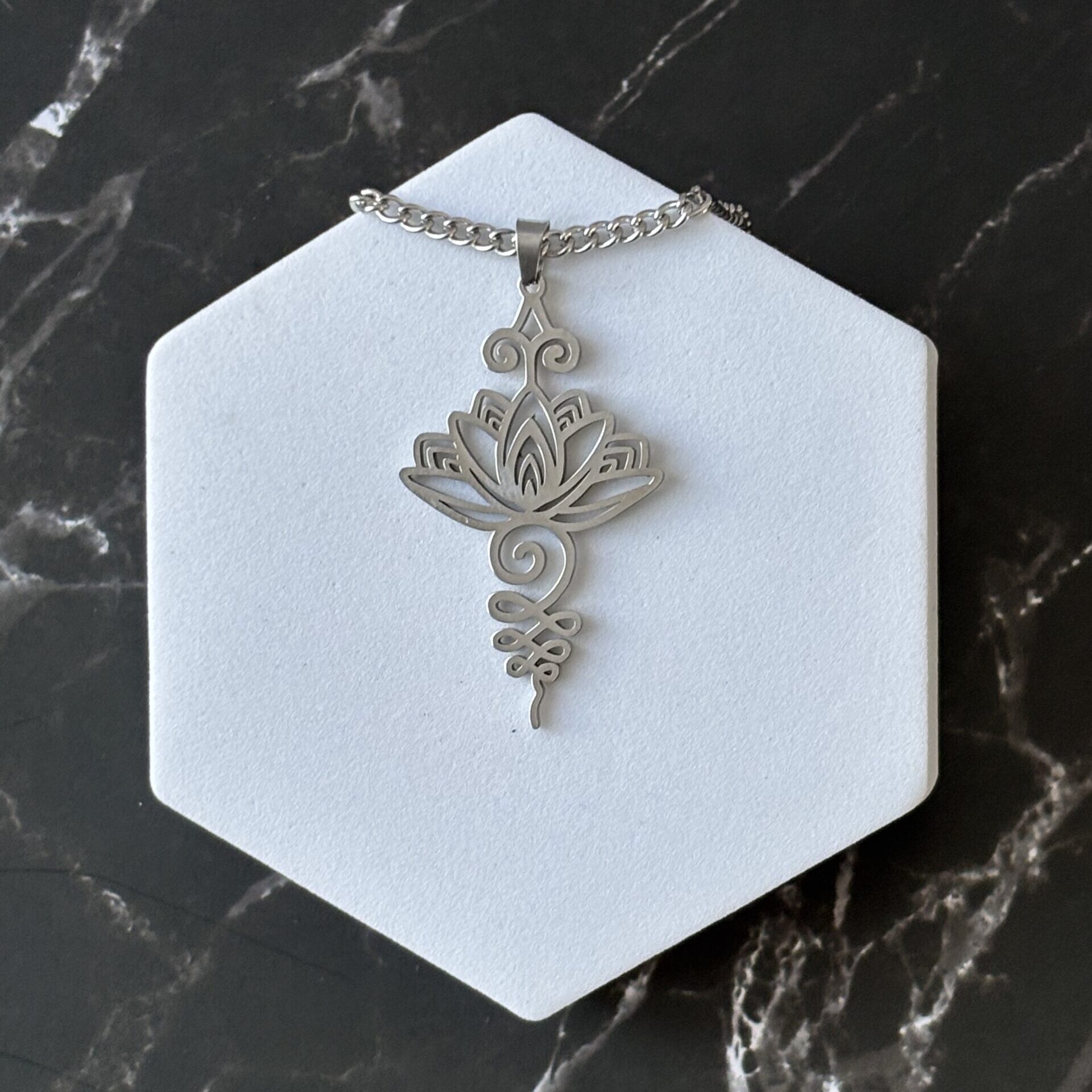 Collier Fleur de Lotus en acier – symbole d’éveil spirituel et de pureté