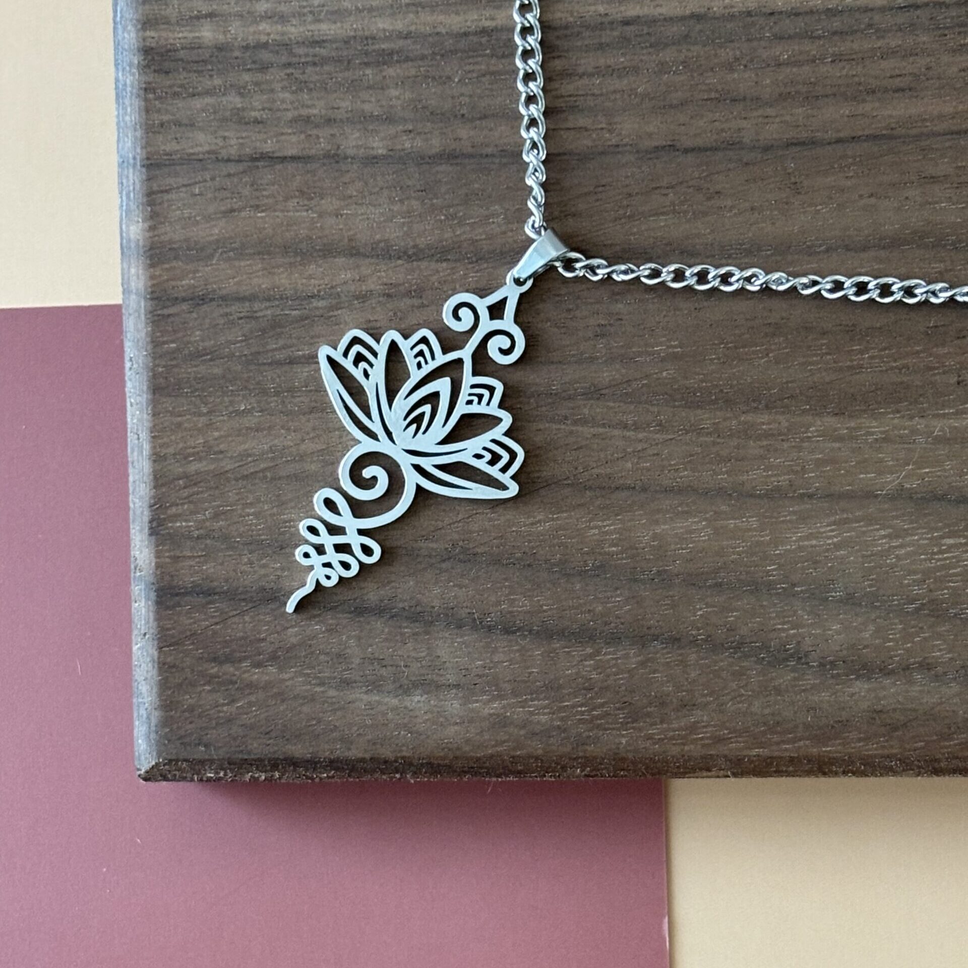 Pendentif Fleur de Lotus en acier inoxydable – bijou zen et raffiné