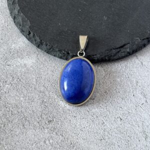Pendentif cabochon en rhyolite bleu naturelle, bijou artisanal élégant