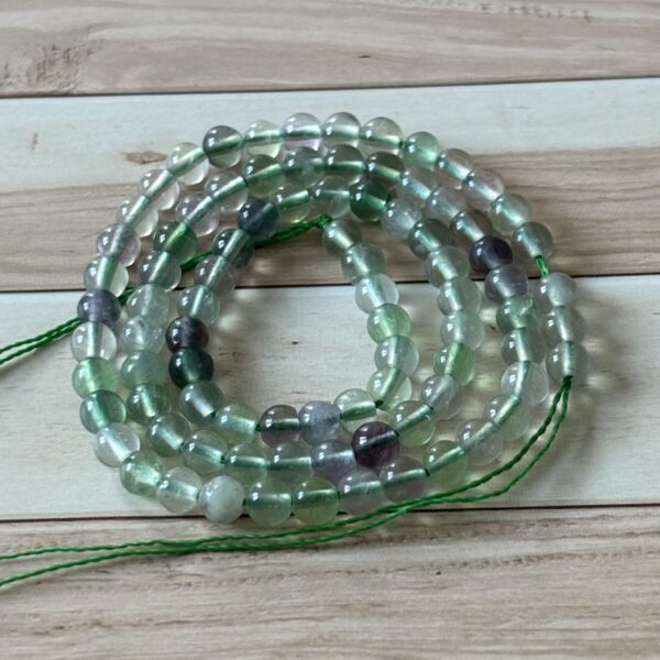 Perles fluorite multicolore 4 mm concentration et clarté