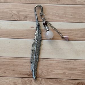 Accessoire de lecture élégant : marque-page plume avec quartz rose, cristal de roche et grenat