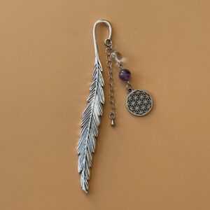 Accessoire de lecture élégant : marque-page plume décoré d’améthyste, cristal de roche et fleur de vie