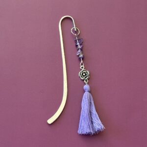 Marque-page en acier avec chips d'améthyste et pompon violet, accessoire de lecture élégant