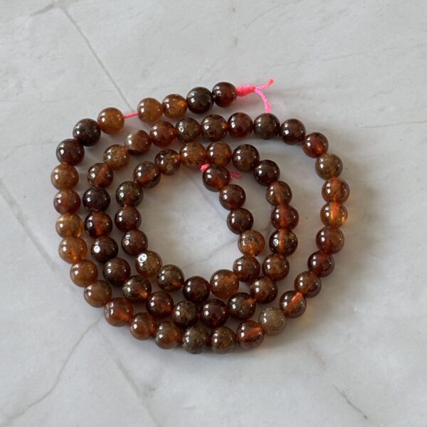 perles 6 mm grenat hessonite aux tons chauds pour créations de bijoux raffinés