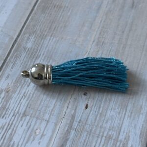 pompon textile décoratif avec calotte argentée pour création de bijoux et accessoires artisanaux