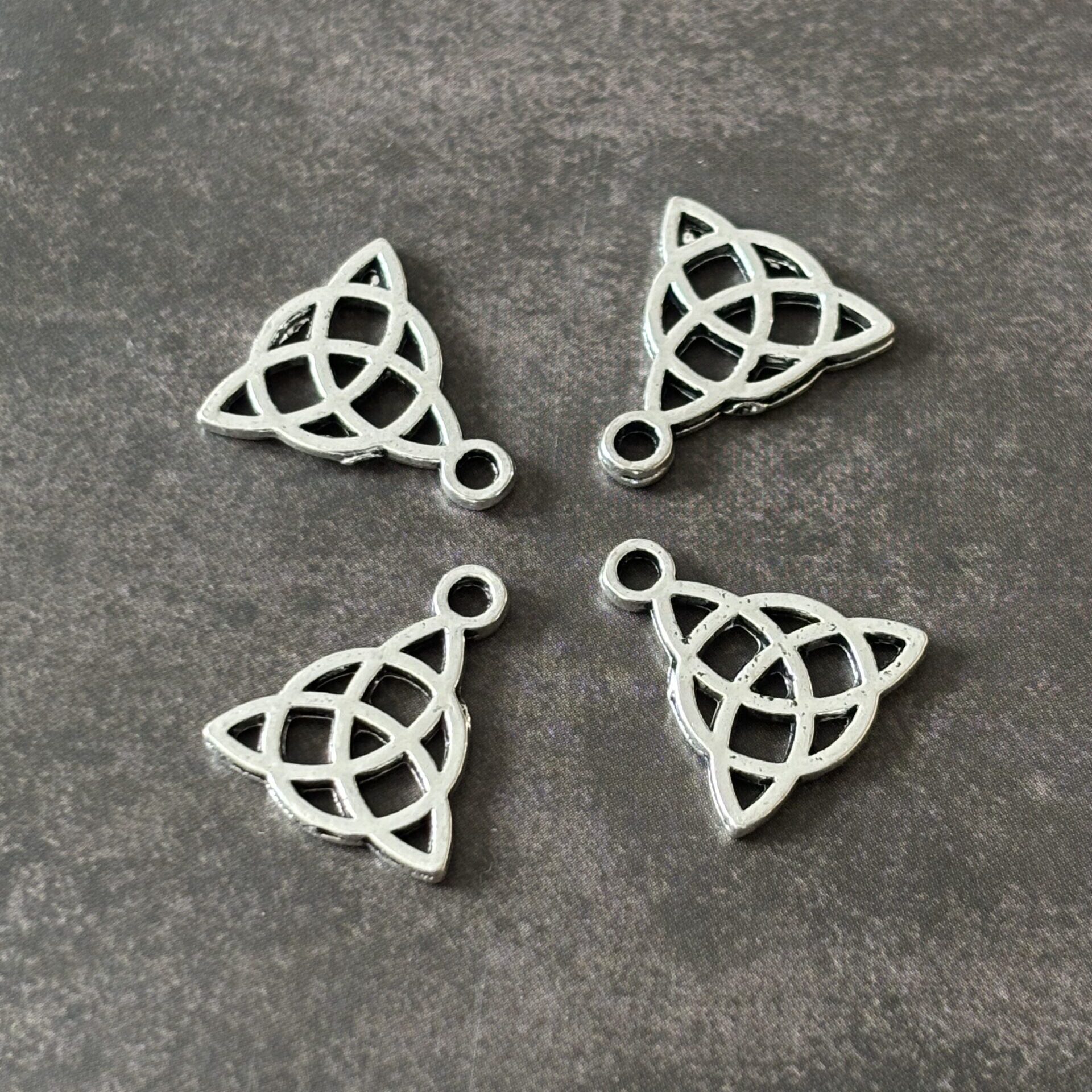 Pendentif Triquetta symbole celtique en acier inoxydable, bijou spirituel de protection et d’équilibre énergétique