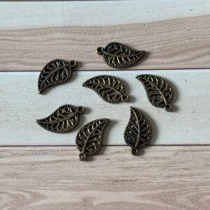 Collier pendentif feuille couleur bronze, design unique inspiré de la nature.