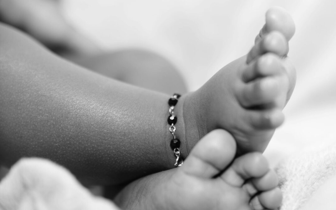 Plus un enfant est jeune et plus son énergie est grande. Or la majorité des minéraux ont un effet d’apport d’énergie qui peut être trop fort pour un enfant. Ces bracelets sont constitués de pierres naturelles à énergie douce qui conviennent aux tout petits. 