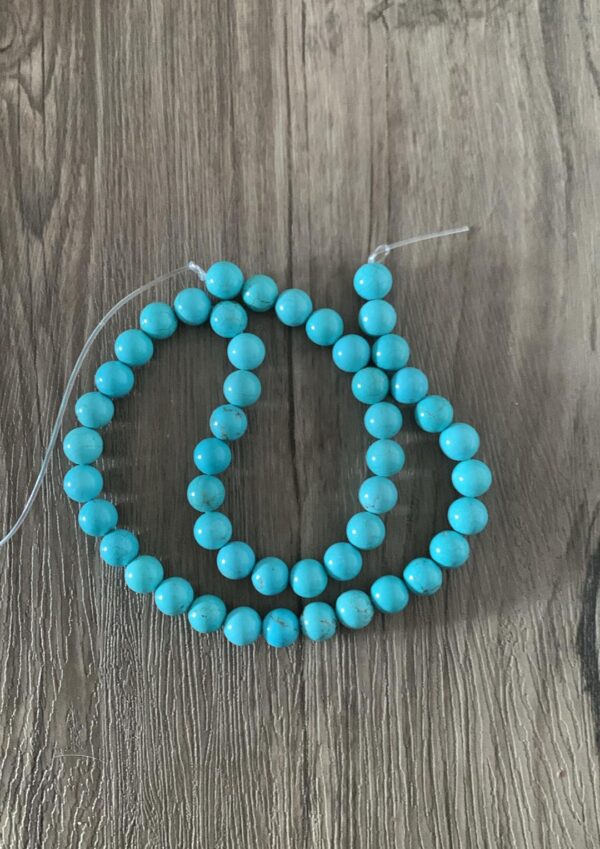 perles traitées de turquoise sinkiang à l'unité, en lot ou fil complet