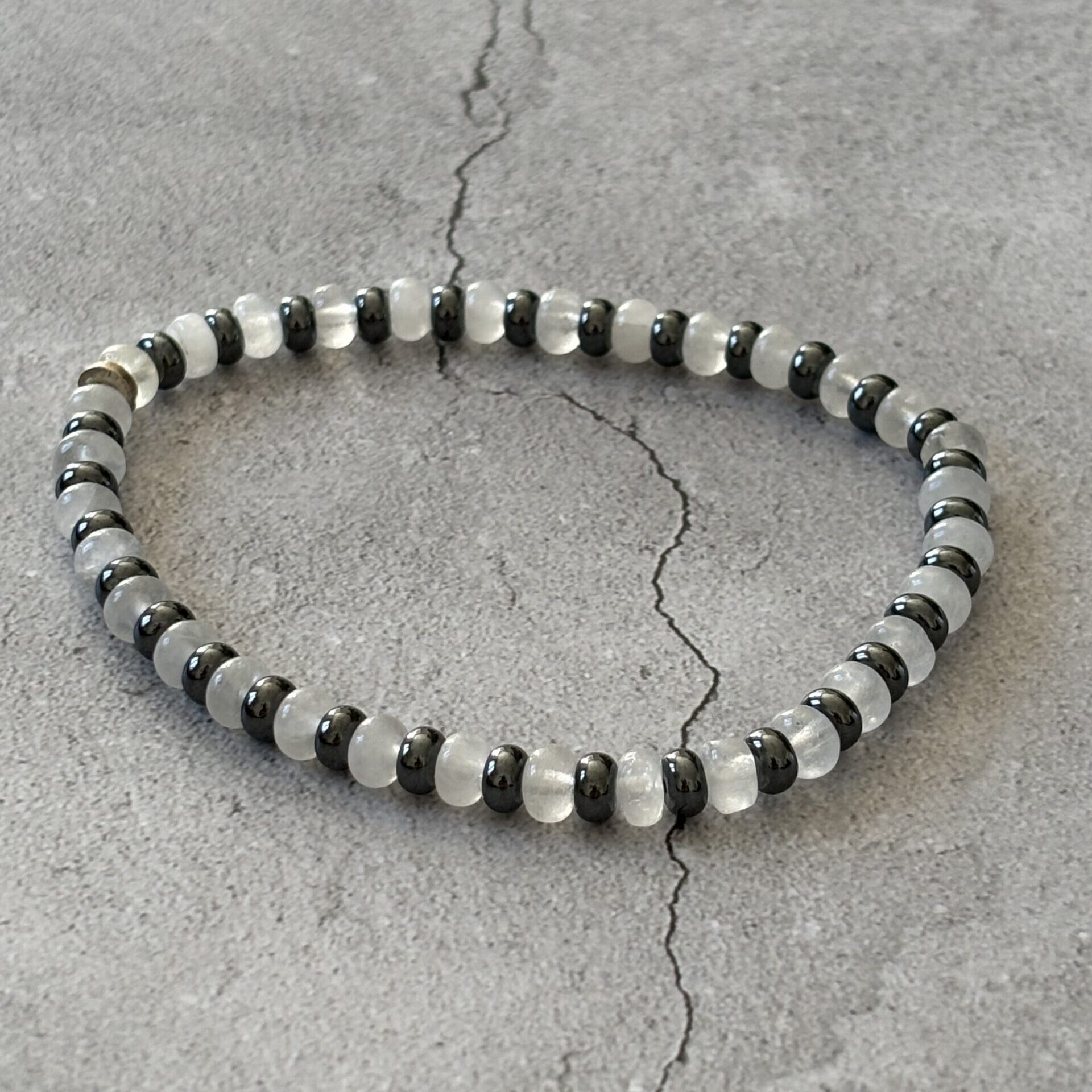 Bijou de cheville élégant : bracelet hématite et cristal de roche en rondelles