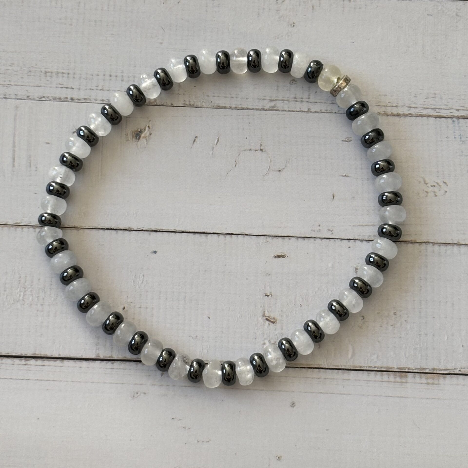 Bracelet de cheville artisanal avec hématite et cristal de roche rondelles