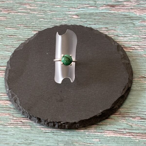 Bijou en malachite naturelle – bague ronde sur monture en argent