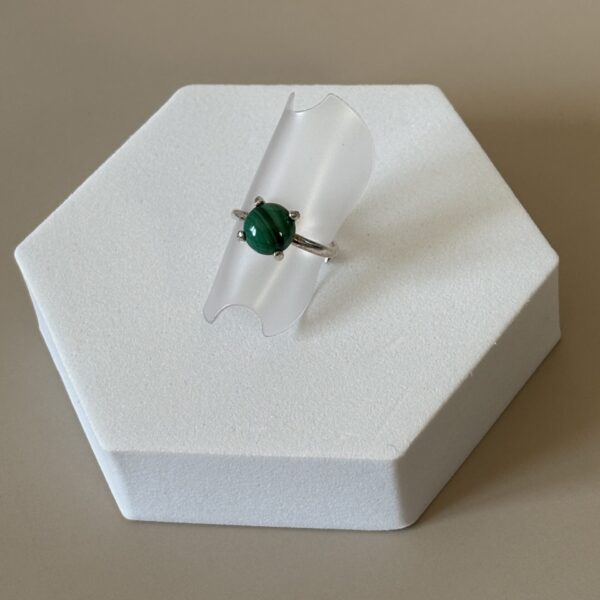 Bague réglable en argent avec pierre ronde de malachite – bijou vert naturel