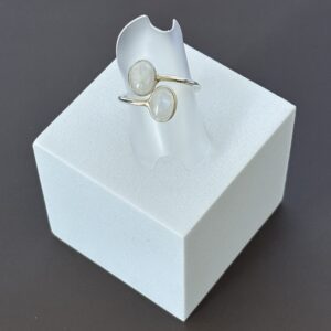 Bague argent ajustable ornée de pierre de lune naturelle ovale
