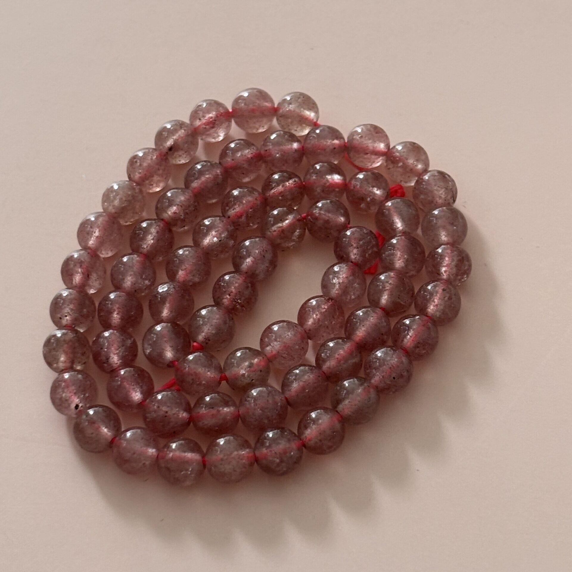 perles 6 mm quartz fraise translucide aux reflets rosés pour bijoux