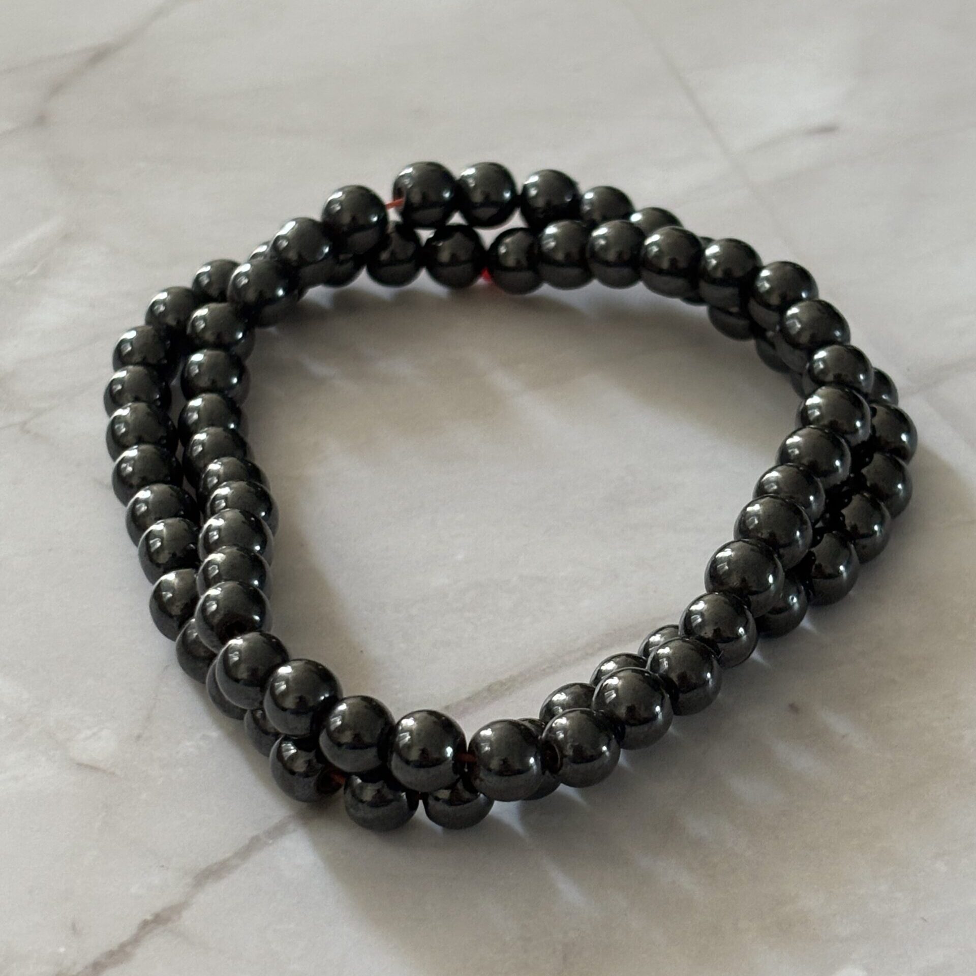 Perles naturelles d’hématite magnétique, pierres aux reflets métalliques