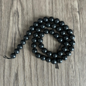 Shungite naturelle en fil de perles de 6 ou 8 mm vendues à l'unité, en lot ou fil complet