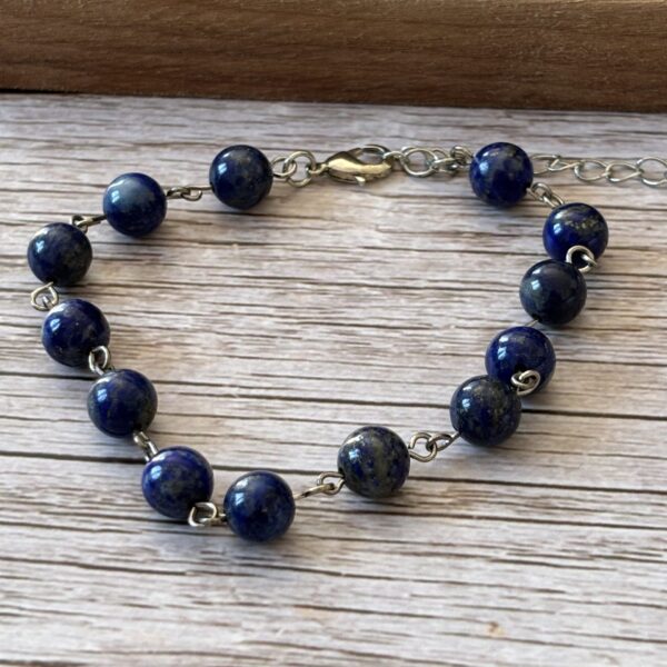 Bijou spirituel bracelet lapis lazuli bleu profond avec détails argentés