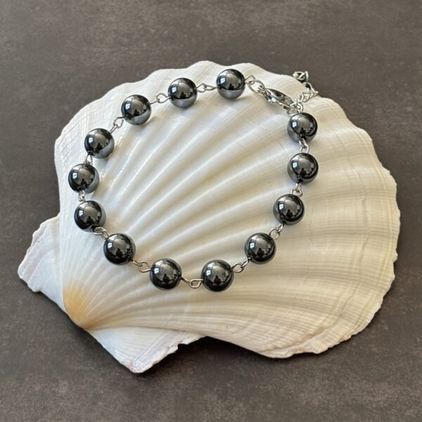 Bijou artisanal bracelet hématite et perles argentées, style chic et intemporel